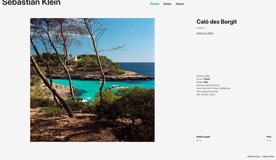Detail view of the photo of a bay in Mallorca. The image takes up two-thirds of the page. On the right-hand side are the title, some text, and technical details about the photograph. Below that are navigation links for the previous and next photos.